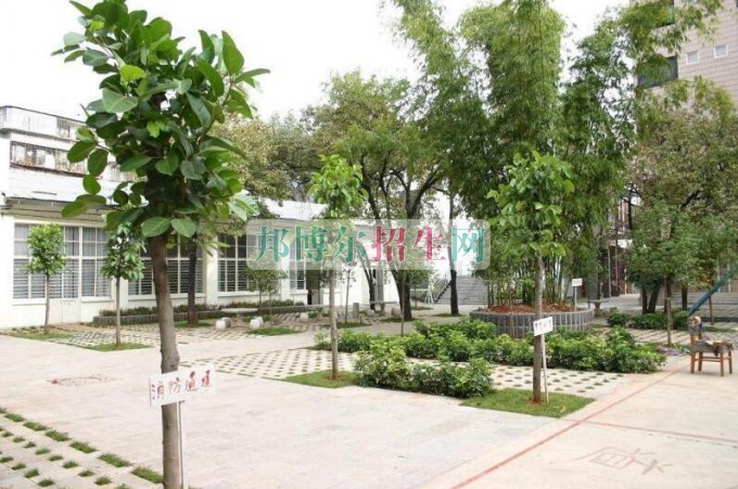 新疆石河子職業(yè)技術(shù)學(xué)院招生辦聯(lián)系電話(huà)