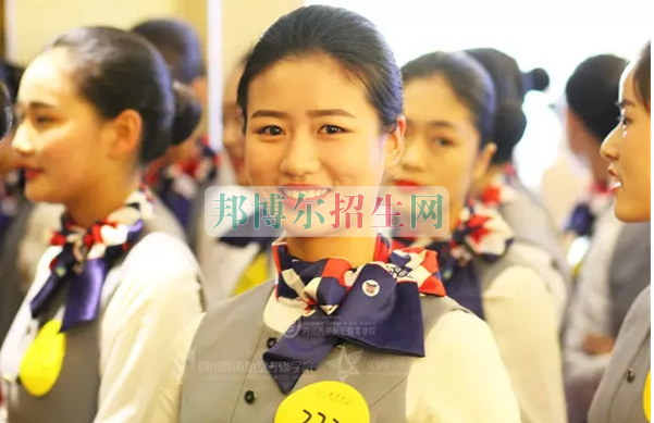 成都航空旅游職業(yè)學(xué)校開啟新學(xué)期首場招聘，場面火爆美女如云