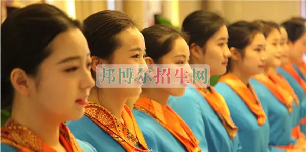 成都航空旅游職業(yè)學(xué)校開啟新學(xué)期首場招聘，場面火爆美女如云