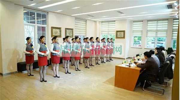 成都航空旅游職業(yè)學(xué)校開啟新學(xué)期首場招聘，場面火爆美女如云