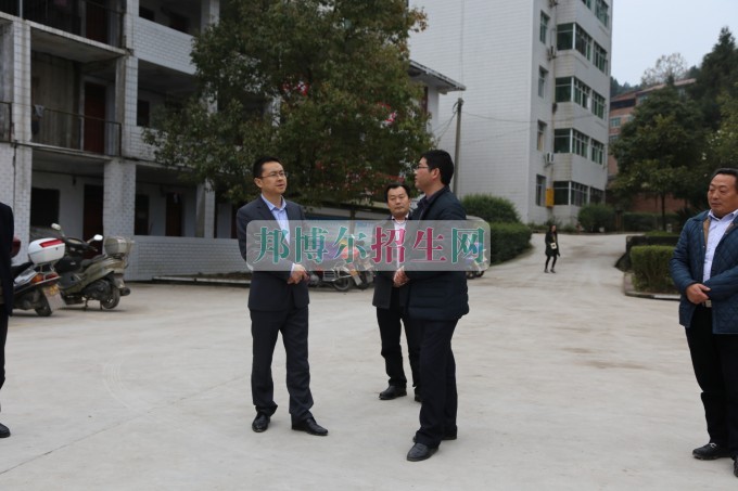 縣教科體局黨委書記、局長馮遼平深入平昌縣西興職業(yè)中學(xué)調(diào)研