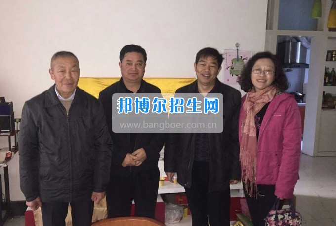 涼山民族師范學校領(lǐng)導新春走訪慰問離退休老干部