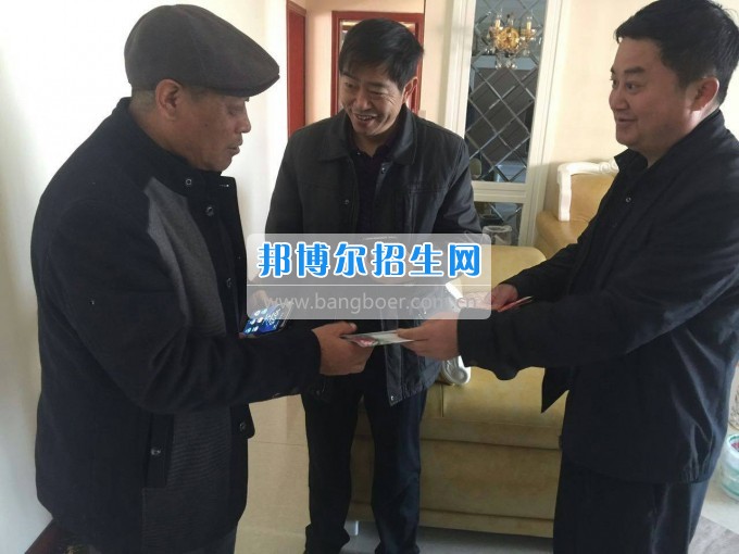 涼山民族師范學校領(lǐng)導新春走訪慰問離退休老干部