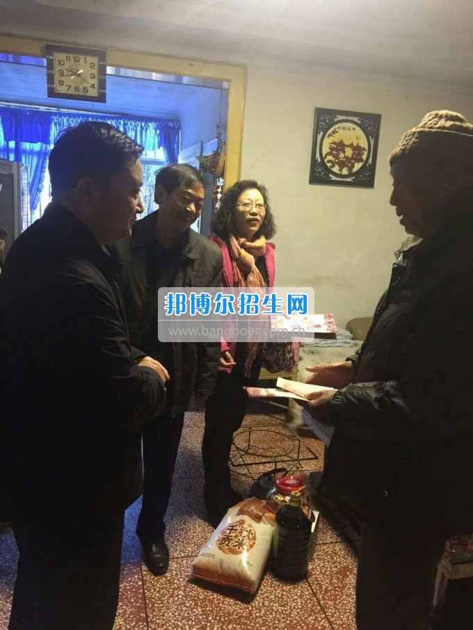 涼山民族師范學校領(lǐng)導新春走訪慰問離退休老干部