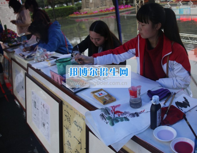 南充師范學(xué)?；ㄩ_(kāi)滿堂盛世春——南充師范歡慶“三八”節(jié)