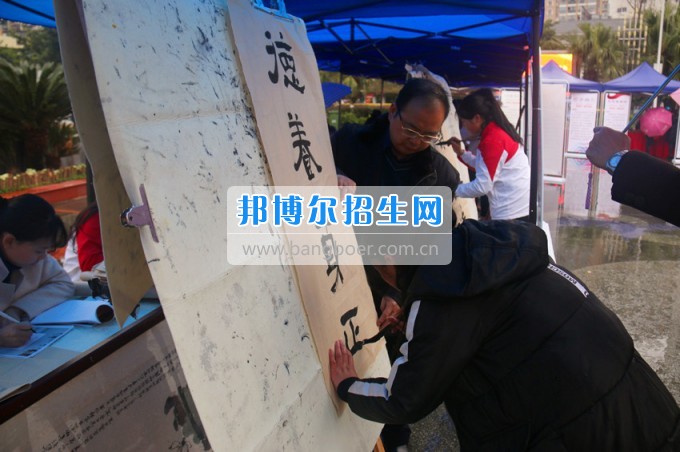南充師范學(xué)?；ㄩ_(kāi)滿堂盛世春——南充師范歡慶“三八”節(jié)