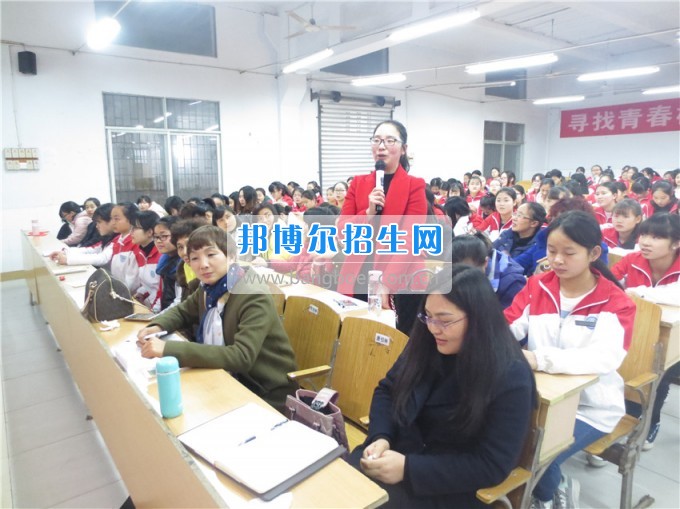 南充師范學(xué)?；ㄩ_(kāi)滿堂盛世春——南充師范歡慶“三八”節(jié)