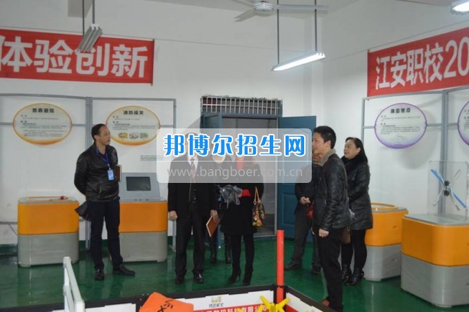 縣科協(xié)領(lǐng)導(dǎo)到四川省江安縣職業(yè)技術(shù)學(xué)?？赐麢C器人大賽師生