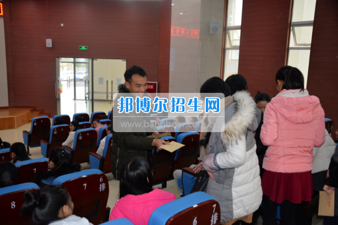 川南幼兒師范高等?？茖W(xué)校開展為困難學(xué)生送溫暖活動