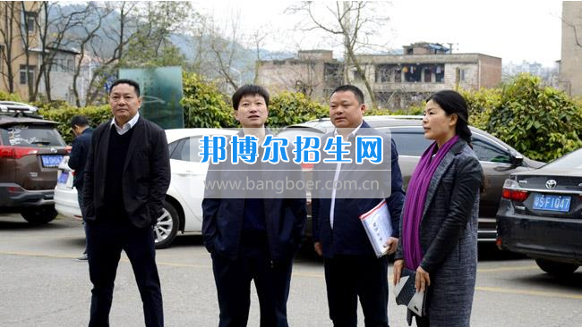 區(qū)委常委、宣傳部長邱躍峰一行視察南充市建華職業(yè)中學