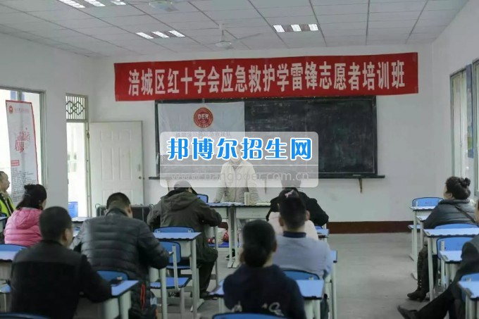 2017年涪城區(qū)紅十字會首屆應(yīng)急救護學(xué)雷鋒志愿者培訓(xùn)班在綿陽航空職業(yè)學(xué)校舉行