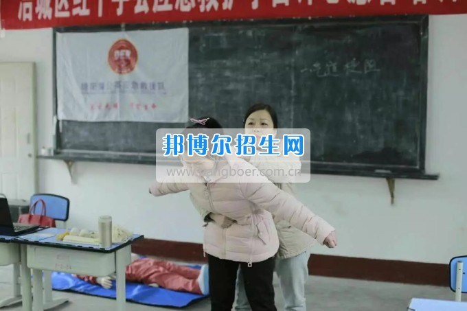 2017年涪城區(qū)紅十字會首屆應(yīng)急救護學(xué)雷鋒志愿者培訓(xùn)班在綿陽航空職業(yè)學(xué)校舉行