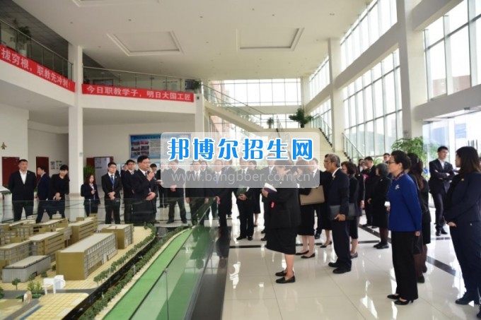 泰國(guó)詩(shī)琳通公主攜高訪(fǎng)團(tuán)蒞臨貴州省機(jī)械工業(yè)學(xué)校參觀(guān)訪(fǎng)問(wèn)