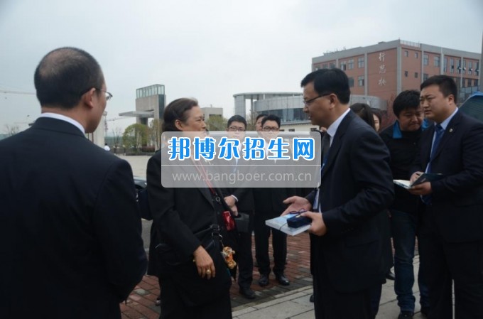 泰國(guó)詩(shī)琳通公主攜高訪(fǎng)團(tuán)蒞臨貴州省機(jī)械工業(yè)學(xué)校參觀(guān)訪(fǎng)問(wèn)