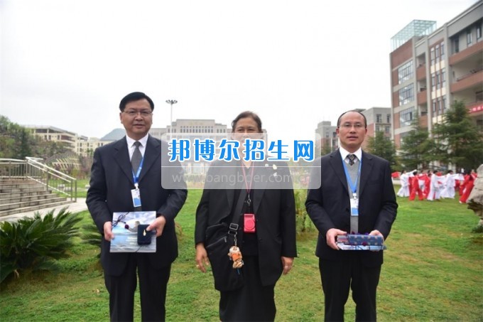 泰國(guó)詩(shī)琳通公主攜高訪(fǎng)團(tuán)蒞臨貴州省機(jī)械工業(yè)學(xué)校參觀(guān)訪(fǎng)問(wèn)