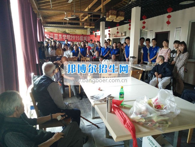 公共服務(wù)四川城市職業(yè)學(xué)院開展志愿服務(wù)活動(dòng) 踐行社會(huì)主義核心價(jià)值觀  活動(dòng)現(xiàn)場(chǎng)  四川城市職業(yè)學(xué)院訊(公共服務(wù)學(xué)院 馬李京)為了培養(yǎng)同學(xué)們的敬老意識(shí)，踐行社會(huì)主義核心價(jià)值觀，近日，公共服務(wù)學(xué)院15級(jí)城軌12班的同學(xué)們來到了位于龍泉驛區(qū)的啟陽養(yǎng)老中心，開展以“濃濃端午情，顆顆敬老心”為主題的端午節(jié)志愿服務(wù)活動(dòng)。  剛到養(yǎng)老院門口，在養(yǎng)老院工作的阿姨就熱情地開門接同學(xué)們進(jìn)去。這是同學(xué)們第二次來到啟陽養(yǎng)老院了，對(duì)院內(nèi)的一些基本情況有了大概的了解，完全沒有第一次的生疏緊張。在和負(fù)責(zé)人溝通之后,同學(xué)們分為幾個(gè)小組，分別和老人們聊天談心,和他們一起散步,看他們寫書法、講笑話,給他們分發(fā)帶去的粽子等禮品。雖然這些都是小事，但是同學(xué)們都一絲不茍地對(duì)待，盡自己最大的努力。小組分頭行動(dòng)完成之后，同學(xué)們將老人聚在一起，給他們帶來了精心準(zhǔn)備的節(jié)目。最后，同學(xué)們依依不舍地道別，并與啟陽養(yǎng)老中心的全體老人和護(hù)工們合影留念。  這次活動(dòng)結(jié)束了，但是同學(xué)們的熱情沒有消褪。同學(xué)們紛紛表示以后還要常來這里看看，不光是聊天解悶，還要多幫養(yǎng)老院的叔叔阿姨做些事情，減少他們的工作量。同學(xué)們都祝愿養(yǎng)老院的爺爺奶奶擁有一個(gè)快樂的晚年。這次志愿活動(dòng)不僅為老人送去了溫暖，讓他們度過一個(gè)歡樂的節(jié)日，增強(qiáng)了同學(xué)們的敬老意識(shí)，同時(shí)也傳遞了正能量，發(fā)揚(yáng)了中華名族敬老愛老的傳統(tǒng)美德，形成關(guān)注老人、人人敬老愛老的社會(huì)氛圍。