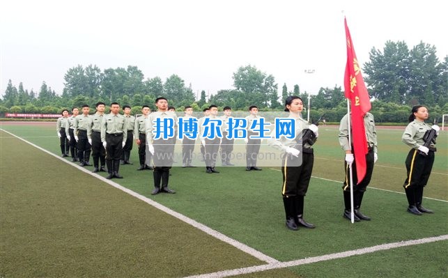 四川管理職業(yè)學(xué)院國(guó)旗隊(duì)參加四川省高校國(guó)旗護(hù)衛(wèi)隊(duì)會(huì)操交流活動(dòng)  為慶祝中國(guó)人民解放軍建軍90周年，推進(jìn)西南地區(qū)高校國(guó)旗文化的發(fā)展，持續(xù)發(fā)揮升旗儀式的教育引導(dǎo)作用，深化愛國(guó)主義教育，5月20日，我院國(guó)旗隊(duì)?wèi)?yīng)邀參加了由四川大學(xué)錦城學(xué)院發(fā)起的會(huì)操交流活動(dòng)。  全省28所高校的國(guó)旗護(hù)衛(wèi)隊(duì)，近千名國(guó)旗手齊聚一堂。在莊嚴(yán)的升旗儀式后，活動(dòng)進(jìn)入會(huì)操展示環(huán)節(jié)。我院國(guó)旗隊(duì)邁著整齊劃一的步伐走過主席臺(tái)，展示出了優(yōu)秀的訓(xùn)練水平和昂揚(yáng)的精神風(fēng)貌。當(dāng)天下午，在四川大學(xué)錦城學(xué)院大禮堂舉行了“以我火紅青春、譜寫國(guó)旗禮贊”大學(xué)生升旗手文藝匯演。我院代表隊(duì)以優(yōu)雅的舞姿展現(xiàn)了大學(xué)生青春的風(fēng)采。表達(dá)了對(duì)祖國(guó)與學(xué)院的炙熱情感和嚴(yán)于律己的學(xué)習(xí)態(tài)度。  此次會(huì)操交流活動(dòng)，加強(qiáng)了省內(nèi)各高校國(guó)旗護(hù)衛(wèi)隊(duì)間的聯(lián)系，弘揚(yáng)了愛國(guó)、愛旗、護(hù)旗的精神，獲得了寶貴的經(jīng)驗(yàn)，明確了努力的方向。我院國(guó)旗隊(duì)的隊(duì)員們紛紛表示：要肩負(fù)起捍衛(wèi)國(guó)旗尊嚴(yán)、宣傳國(guó)旗文化的神圣使命!