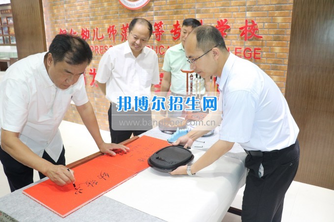 美國(guó)密歇根奧克蘭大學(xué)李樂(lè)東教授來(lái)銅仁幼兒師范高等專(zhuān)科學(xué)校交流訪(fǎng)問(wèn)
