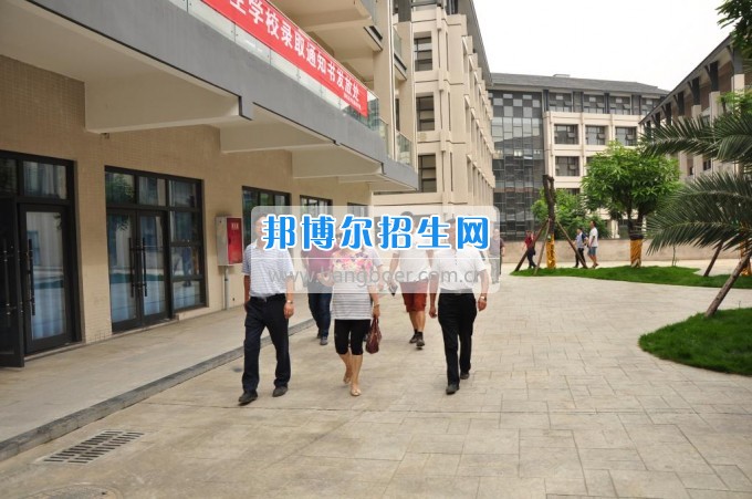 　　攀枝花學(xué)院土木工程學(xué)院副校長石維富帶隊檢查康養(yǎng)學(xué)院后勤準(zhǔn)備工作  　　7月10日，攀枝花學(xué)院土木工程學(xué)院副校長石維富帶領(lǐng)學(xué)生處、后管處、網(wǎng)計中心、后勤集團、宣傳部、康養(yǎng)學(xué)院、花舞人間公司相關(guān)負(fù)責(zé)人一同視察了康養(yǎng)學(xué)院后勤保障準(zhǔn)備工作。  　　石維富主要檢查了學(xué)生寢室、教室、實驗室、食堂、運動場等校園環(huán)境設(shè)施的準(zhǔn)備情況。相關(guān)單位對準(zhǔn)備工作中存在的問題提出了具體整改意見。最后石維富要求相關(guān)單位積極配合花舞人間公司做好開學(xué)前準(zhǔn)備工作，并希望花舞人間公司加快工作進度，確保在開學(xué)前各項準(zhǔn)備工作保質(zhì)保量完成。  　　