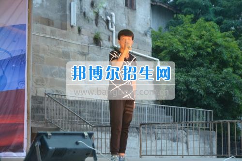 　　我校隆重舉行2017年預備班學生“各展所長，揚帆起航”文藝匯演  　　為了豐富同學們的課余生活，提高同學們的文藝素養(yǎng)，增強班級間的凝聚力和親和力。6月2日晚，我校在球類運動場舉辦了預備班“各展所長，揚帆起航”學生文藝匯演，全體預備班學生和職高部學生共800多名以及20多名教職工觀看了演出。  　　此次文藝匯演的節(jié)目內容形式多樣、內容豐富，激情的開場舞——《GOODBOY》中拉開了帷幕，伴隨著一陣陣掌聲，歌舞、小品、朗誦、相聲等精心準備的22個精彩的節(jié)目為觀眾呈現(xiàn)了一道豐富的視聽盛宴，最后全體師生齊唱的《難忘今宵》把本場文藝匯演推向了高潮，掌聲和歡呼聲此起彼伏，臺上臺下成了一片激情四溢的海洋，本場文藝匯演畫上了圓滿的句號。  　　此次文藝匯演演出的成功舉辦，充分彰顯了我校預備班學生的個性，讓預備班學生充分感受到育才職高的魅力。