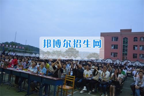 　　我校隆重舉行2017年預備班學生“各展所長，揚帆起航”文藝匯演  　　為了豐富同學們的課余生活，提高同學們的文藝素養(yǎng)，增強班級間的凝聚力和親和力。6月2日晚，我校在球類運動場舉辦了預備班“各展所長，揚帆起航”學生文藝匯演，全體預備班學生和職高部學生共800多名以及20多名教職工觀看了演出。  　　此次文藝匯演的節(jié)目內容形式多樣、內容豐富，激情的開場舞——《GOODBOY》中拉開了帷幕，伴隨著一陣陣掌聲，歌舞、小品、朗誦、相聲等精心準備的22個精彩的節(jié)目為觀眾呈現(xiàn)了一道豐富的視聽盛宴，最后全體師生齊唱的《難忘今宵》把本場文藝匯演推向了高潮，掌聲和歡呼聲此起彼伏，臺上臺下成了一片激情四溢的海洋，本場文藝匯演畫上了圓滿的句號。  　　此次文藝匯演演出的成功舉辦，充分彰顯了我校預備班學生的個性，讓預備班學生充分感受到育才職高的魅力。