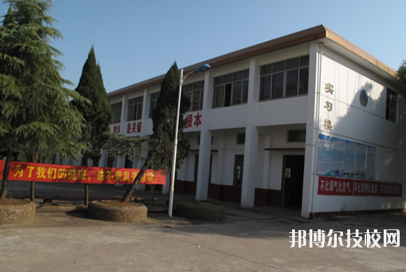 贛州應用技術(shù)職業(yè)學校2020年招生辦聯(lián)系電話 