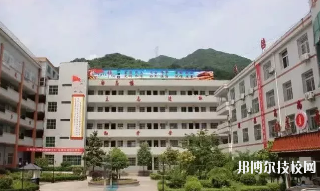 鎮(zhèn)巴縣職業(yè)教育中心2020年報名條件、招生要求、招生對象 
