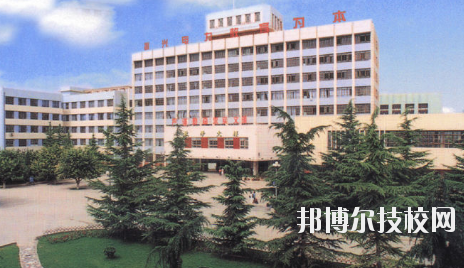 知道一所學校的名字，但是最基本的學校簡介是必須了解的，選學校不能初心，畢竟是關(guān)系到自己的將來。以下是小編整理的蘭州電力學校介紹。  蘭州電力學校層次：中專  蘭州電力學校性質(zhì)：公辦  蘭州電力學校地址：蘭州市安寧區(qū)萬新北路  蘭州電力學校介紹 蘭州電力學校坐落于蘭州安寧區(qū)，環(huán)境優(yōu)美，教學設(shè)施齊全。蘭州電力學校、甘肅電業(yè)職工中等專業(yè)學校、甘肅電力繼續(xù)教育中心三塊牌子，一套機構(gòu)，分署辦公，甘肅電力黨校掛靠在學校。  十幾年來，蘭州電力學校先后招收國家任務(wù)生、社會委培生、市場調(diào)節(jié)生等類學生，為社會和系統(tǒng)培養(yǎng)畢業(yè)生3104名，為甘肅電力系統(tǒng)和農(nóng)電系統(tǒng)培訓學員近16000人。 經(jīng)過十幾年、尤其是90年代中后期的迅速發(fā)展，學校已經(jīng)成為甘肅省中專學校的佼佼者，建有一座中型實習工廠，有計算機多媒體教室、電子閱覽室等18個實驗室和校園計算機網(wǎng)絡(luò)。學校曾經(jīng)和現(xiàn)設(shè)置的專業(yè)有發(fā)電廠及電力系統(tǒng)、電廠熱能動力設(shè)備、電廠化學、建筑工程估價、用電管理、計算機應(yīng)用、財務(wù)會計、城鎮(zhèn)供用電、農(nóng)村供用電、制冷與空調(diào)安裝、電力營銷、電氣技術(shù)、電子電器、輸配電線路施工檢修與運行、水利水電工程技術(shù)、文化藝術(shù)等近二十個專業(yè)。學制有大中專二年半、在職中專三年、普通中專四年和