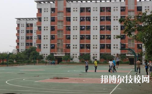 重慶大足職業(yè)教育中心2020年報(bào)名條件、招生要求、招生對(duì)象