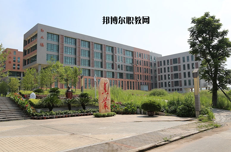 重慶榮昌區(qū)職業(yè)教育中心2020年報(bào)名條件、招生要求、招生對象