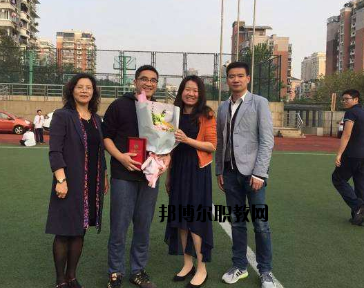嘉興職工中等衛(wèi)生學(xué)2020招辦聯(lián)系電話(huà)