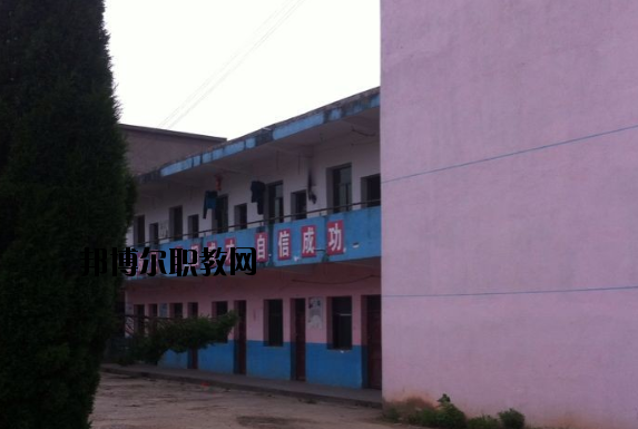 不同的同學(xué)對(duì)于學(xué)校宿舍的要求也是不一樣的。有的同學(xué)認(rèn)為學(xué)校宿舍休息的條件就可以了，而有的同學(xué)則希望學(xué)校宿舍還有可以學(xué)習(xí)的條件，這樣自己以后如果有沒(méi)有完成的學(xué)習(xí)任務(wù)還可以在宿舍繼續(xù)完成。當(dāng)學(xué)校的宿舍條件滿足同學(xué)們的預(yù)期的時(shí)候，這所學(xué)校被選擇的幾率也會(huì)大大提高。  上饒中等職業(yè)學(xué)校宿舍條件 學(xué)校宿舍寬敞明亮，配有衛(wèi)生間、空調(diào)、書(shū)桌、柜子、熱水等等設(shè)施，條件較好。  上饒中等職業(yè)學(xué)校辦學(xué)條件 1、學(xué)校坐落在上饒市近郊皂頭鎮(zhèn)，擁有自建的獨(dú)立校園，校區(qū)占地面積60余畝，建筑面積24100平方米，環(huán)境幽雅，交通便利，各類設(shè)施齊全，公寓式宿舍并配有空調(diào)，是莘莘學(xué)子理想的求學(xué)深造之地。  2、教學(xué)儀器設(shè)備總值380多萬(wàn)，圖書(shū)2萬(wàn)余冊(cè)，現(xiàn)代教育教學(xué)設(shè)施完備，建有計(jì)算機(jī)房、語(yǔ)音室、形體房、電子實(shí)訓(xùn)室、多媒體教室、大禮堂、電子閱覽室、琴房和教育實(shí)習(xí)基地等各類教學(xué)場(chǎng)所。  3、現(xiàn)有全日制教學(xué)班級(jí)15多個(gè)，在校學(xué)生600多人。  上饒中等職業(yè)學(xué)校獲得成就 學(xué)校辦學(xué)十五年來(lái)，先后培養(yǎng)了八千多名合格的畢業(yè)生，從我校走出的畢業(yè)生一大批都已成為企業(yè)的技術(shù)骨干和管理人員，學(xué)校先后被省教育廳授予“江西省示范中等職業(yè)學(xué)校”“江西省中等職業(yè)學(xué)校先進(jìn)單位”上饒市政府授予“全市先進(jìn)學(xué)校”上饒市教育局授予“上饒市重點(diǎn)職業(yè)學(xué)校”等榮譽(yù)稱號(hào)。  小編總結(jié) 我們可以看到學(xué)校的宿舍寬敞明亮，配有衛(wèi)生間、空調(diào)、書(shū)桌、柜子、熱水等等設(shè)施，條件較好，無(wú)論同學(xué)們是在寢室學(xué)習(xí)還是休息都是很方便的?？催^(guò)上饒中等職業(yè)學(xué)校的宿舍條件以后，小伙伴們覺(jué)得學(xué)校的宿舍怎么樣呢?