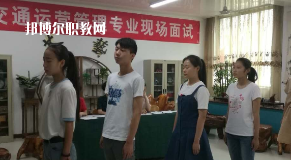 問(wèn)：蘭州紅古區(qū)職教中心怎么樣、好不好?  答：紅古區(qū)職業(yè)教育中心是一所以培養(yǎng)實(shí)用技術(shù)人才為特點(diǎn)的公辦學(xué)校，地處蘭州市紅古區(qū)政府所在地海石灣。中心始終堅(jiān)持以服務(wù)為宗旨，以就業(yè)為導(dǎo)向的辦學(xué)方針，面向市場(chǎng)開(kāi)辦專業(yè)。學(xué)校擁有設(shè)施先進(jìn)、配備精良的汽修、鉗工、電子、鋼琴、舞蹈、美術(shù)、計(jì)算機(jī)等實(shí)訓(xùn)室。近年來(lái)學(xué)校教育教學(xué)質(zhì)量穩(wěn)步提高,連續(xù)三年獲得蘭州市中職學(xué)校教育教學(xué)質(zhì)暈優(yōu)秀獎(jiǎng)。  蘭州紅古區(qū)職教中心升學(xué) 我校分別與蘭州職業(yè)技術(shù)學(xué)院、白銀礦治職業(yè)技術(shù)學(xué)院、甘肅林業(yè)職業(yè)技術(shù)學(xué)院、平?jīng)雎殬I(yè)技術(shù)學(xué)院、甘肅畜牧工程職業(yè)技術(shù)學(xué)院簽訂了中高職一體化聯(lián)合辦學(xué)協(xié)議，學(xué)生在校學(xué)習(xí)兩年，參加高校轉(zhuǎn)段測(cè)試，成績(jī)合格升入聯(lián)辦高校學(xué)習(xí)三年，畢業(yè)后發(fā)放國(guó)家承認(rèn)(統(tǒng)招)的畢業(yè)證書(shū)。  蘭州紅古區(qū)職教中心設(shè)施 設(shè)有計(jì)算機(jī)實(shí)訓(xùn)室3個(gè)，共計(jì)計(jì)算機(jī)百余臺(tái)，開(kāi)通了校園網(wǎng)、電信光纖接入互聯(lián)網(wǎng)，并建成了獨(dú)立域名的校園網(wǎng)站。學(xué)習(xí)有普通機(jī)床車間、數(shù)控實(shí)訓(xùn)室、車工實(shí)訓(xùn)室、電子電工實(shí)訓(xùn)室、家電整機(jī)實(shí)訓(xùn)室、器材室，兩個(gè)面積130平方米的舞蹈實(shí)訓(xùn)室和兩個(gè)美術(shù)創(chuàng)作室。  蘭州紅古區(qū)職教中心拓展閱讀 為了使職業(yè)教育穩(wěn)步發(fā)展，學(xué)校實(shí)行了“校校合作”、“校企合作”、“工學(xué)結(jié)合”的辦學(xué)模式，在經(jīng)濟(jì)發(fā)達(dá)地區(qū)全力打造就業(yè)實(shí)習(xí)基地，安排畢業(yè)生在上海、南京、安徽、蘇州等地區(qū)就業(yè)。為了培養(yǎng)學(xué)生的就業(yè)能力，開(kāi)展了學(xué)生以社會(huì)實(shí)踐為主，旨在增強(qiáng)學(xué)生提前了解企業(yè)生產(chǎn)、管理、工作強(qiáng)度等為內(nèi)容的“工學(xué)結(jié)合”活動(dòng)，收到了良好的效果。“工學(xué)結(jié)合”實(shí)踐活動(dòng)解決了困難家庭學(xué)生上學(xué)難的問(wèn)題。  在學(xué)校的時(shí)光是很有限的，你要懂得珍惜。不僅僅在學(xué)業(yè)上有所提升，也要不斷的提升個(gè)人的魅力，社會(huì)是一個(gè)需要有能力有遠(yuǎn)見(jiàn)人才的體系，如果你有目標(biāo)和理想，也會(huì)更加的有學(xué)習(xí)的動(dòng)力，對(duì)企業(yè)來(lái)說(shuō)，有主見(jiàn)的人才更受人歡迎。