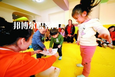 隨著二胎政策的放寬，我國新生兒的數(shù)量明顯增多，這也說明，在未來的很長一段時間里，幼師都是一個非常受歡迎的行業(yè)，而四川是座發(fā)展迅速，有深厚文化底蘊的城市，自然是受到很多同學(xué)喜愛，近日，就會問小編關(guān)于四川讀幼師學(xué)校好不好?那接下來，小編就給大家介紹一下四川幼師學(xué)校，如果你有更多疑問，歡迎點擊右側(cè)的咨詢欄與我們交流。  四川讀幼師的就業(yè)前景 就業(yè)容易，畢業(yè)學(xué)生不愁“嫁”盡管當(dāng)前就業(yè)形勢嚴(yán)峻，各地大學(xué)生就業(yè)難度大，但許多城市的學(xué)前教育專業(yè)畢業(yè)生并未受影響，反而逆勢上漲，待遇也比往年有所提高。近年來，由于幼兒園發(fā)展的需要，很多單位幼兒教師奇缺，連男老師也變得搶手起來。學(xué)前、初教專業(yè)畢業(yè)生不愁“嫁”，甚至有很多幼教機構(gòu)到學(xué)校預(yù)約、搶簽畢業(yè)生，幼教人才受歡迎程度可見一斑。  四川讀幼師的優(yōu)勢 幼教項目的穩(wěn)定性強，不受市場沖擊，打造終身產(chǎn)業(yè)?，F(xiàn)階段，無論是從國家教育改革發(fā)展的全局出發(fā)，還是從目前有關(guān)民辦學(xué)前教育的法律法規(guī)政策等方面來看，民辦學(xué)前教育發(fā)展?jié)摿Χ际志薮?。其次，成就子女未來。選擇了幼教工作，可以讓我們更懂得如何教育子女，對自己未來孩子接收良好的家庭教育有著十分重要的促進(jìn)作用。女性投身幼教行業(yè)后，長期接受最先進(jìn)的幼教理念和適合中國幼兒的各類課程，繼而在對自己子女的教育觀念和方法上也會更科學(xué)，為孩子今后的發(fā)展奠定更好的基礎(chǔ)。  德陽科貿(mào)職業(yè)學(xué)院幼師升學(xué)班學(xué)前教育專業(yè)介紹 本專業(yè)順應(yīng)國家“幼有所育”學(xué)前教育決策和學(xué)前教育專業(yè)人才極度短缺的社會需求而設(shè)，是一個綜合性較強的專業(yè)，涵蓋0-6歲兒童的教育，作為人生起點教育的學(xué)前教育專業(yè)對人的一生的發(fā)展和教育起著重要的奠基作用。本專業(yè)緊密對接各級各類幼兒園和早期教育機構(gòu)等實施合作辦學(xué)、合作育人，強化“四能”特長(彈唱、舞蹈、美術(shù)、游戲)、“五會”素養(yǎng)(保育、保健、教育、溝通、管理)，致力于培養(yǎng)新時代“有愛心、有耐心、有恒心、有責(zé)任心”的學(xué)前教育人才。  培養(yǎng)目標(biāo)：本專業(yè)培養(yǎng)以立德樹人為己任，具有良好的職業(yè)道德、專業(yè)素養(yǎng)、協(xié)作精神、溝通能力和創(chuàng)新意識，擁有先進(jìn)的幼兒教育理念，具有較扎實的學(xué)前教育的專業(yè)知識與專業(yè)技能，具備較強的幼兒保教能力，從事幼兒園教育教學(xué)、保育保健工作的高素質(zhì)應(yīng)用型人才。  核心課程：學(xué)前教育學(xué)、學(xué)前兒童心理學(xué)、幼兒游戲理論與實踐、幼兒行為觀察、幼兒園五大領(lǐng)域教育、學(xué)前衛(wèi)生學(xué)、聲樂、鋼琴、舞蹈、美術(shù)、幼兒歌曲彈唱、幼兒舞蹈創(chuàng)編、幼兒園班級管理、幼兒手工、家庭教育等。  職業(yè)前景：習(xí)近平總書記在“黨的十九大”上指出：“增進(jìn)民生福祉是發(fā)展的根本目的。必須多謀民生之利、多解民生之憂，在發(fā)展中補齊民生短板、促進(jìn)社會公平正義，在幼有所育、學(xué)有所教上不斷取得新進(jìn)展。”  2019年教育部《2018年全國教育事業(yè)發(fā)展統(tǒng)計公報》顯示，2018年全國共有幼兒園26.67萬所，比上年增加1.17萬所，增長4.60%; 在園幼兒4656.42萬人，比上年增加56.28萬人;學(xué)前教育毛入園率達(dá)到81.7%，比上年提高2.1%，且0-6歲兒童超過1億，幼兒園專任教師258.14萬人。按照國家對學(xué)前教育師幼比(1:5)的規(guī)定，幼兒園專任教師的缺口高達(dá)673萬多。學(xué)前教育專業(yè)人才就業(yè)前景非常廣闊。  就業(yè)崗位：幼兒園教師、幼兒保育員、幼兒保健教師、早期教育教師。  獲取資格證書：幼兒園教師資格證、普通話水平證書(二甲及以上)  專業(yè)實訓(xùn)室：幼兒保育實訓(xùn)室、幼兒衛(wèi)生保健實訓(xùn)室、仿真幼兒園、幼兒手工制作實訓(xùn)室、幼兒美術(shù)實訓(xùn)室、聲樂實訓(xùn)室、形體舞蹈實訓(xùn)室、鋼琴實訓(xùn)室、游戲與感統(tǒng)實訓(xùn)室、繪本實訓(xùn)室、蒙臺梭利教育實訓(xùn)室、奧爾夫音樂實訓(xùn)室等。  專業(yè)實踐基地：廣漢市第三幼兒園、廣漢市雒城鎮(zhèn)第四幼兒園、廣漢市西外中心幼兒園、德陽市旌南幼兒園、德陽市黃河?xùn)|路幼兒園、四川師范大學(xué)實驗幼兒園、四川師范大學(xué)附屬啟夏幼兒園、成都市武侯區(qū)福錦幼兒園、崇州市虹橋歡樂谷幼兒園、岳池知恩行幼兒園、西充縣青葵幼兒園等。  上面關(guān)于四川讀幼師學(xué)校好不好?小編介紹了，小編覺得不管是讀什么學(xué)校都是要從多方面來考慮的，要看行業(yè)的發(fā)展前景怎么樣，還要看這個專業(yè)到底適不適合自己，就好像幼師學(xué)校，一定要學(xué)好小孩子才可以去讀，因為這個專業(yè)將來出來不管做什么工作，都是要和小朋友待在一起的。如有更多問題，歡迎咨詢邦博爾網(wǎng)。