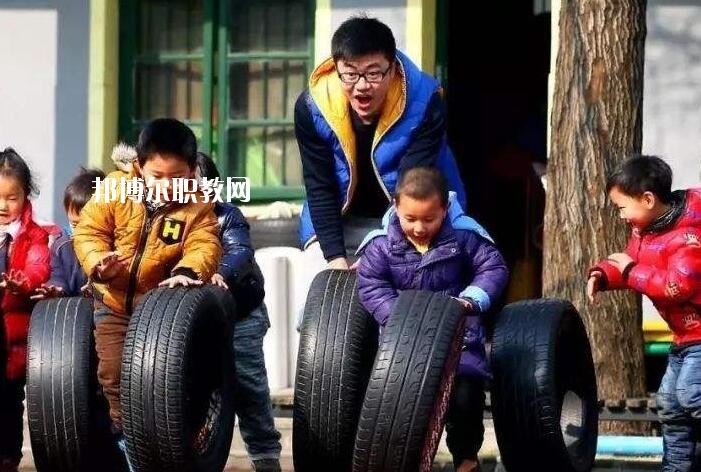 湖北2020年男生讀什么幼師學校好