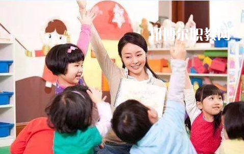 湖北2020年女生讀幼師學校學什么好