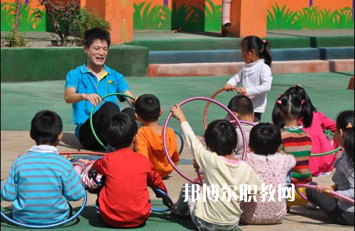 貴州2020年男生讀幼師學校學什么好