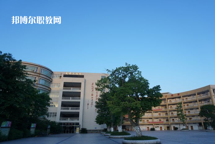 重慶2021年哪些大學(xué)有汽修學(xué)校大專