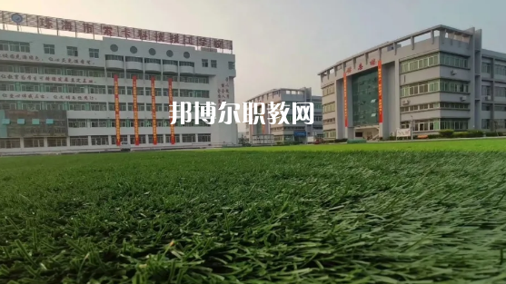問：珠海索卡科技技工學(xué)校怎么樣、好不好?  答:珠海市索卡科技技工學(xué)校是經(jīng)珠海市人力資源和社會(huì)保障局批準(zhǔn)成立，廣東索卡集團(tuán)有限公司創(chuàng)辦的以培養(yǎng)中級(jí)技術(shù)人才為主的全日制中等技工學(xué)校。學(xué)校位于粵港澳大灣區(qū)的珠海市后花園高欄港經(jīng)濟(jì)區(qū)平沙鎮(zhèn)，是2020年珠海市西部地區(qū)僅有的一所中等職業(yè)學(xué)校。學(xué)校被列為廣東省足球協(xié)會(huì)(珠海)培訓(xùn)實(shí)驗(yàn)基地、珠海市新型技能人才培訓(xùn)基地，珠海市國(guó)防與公共安全體驗(yàn)基地。  珠海索卡科技技工學(xué)校就業(yè) 學(xué)校堅(jiān)持校企合作的辦學(xué)思路，采取訂單式的人才培養(yǎng)模式，與省市足協(xié)和部分省內(nèi)外高等院校、眾多優(yōu)質(zhì)企業(yè)建立了校企合作關(guān)系，學(xué)生就業(yè)率保持在100%。索卡集團(tuán)以“體育+旅游”產(chǎn)業(yè)開發(fā)為核心，多元化經(jīng)營(yíng)，業(yè)務(wù)覆蓋體育、游艇、教育、酒店、醫(yī)療、康復(fù)康養(yǎng)、產(chǎn)業(yè)科研、商業(yè)運(yùn)營(yíng)、資本投資等領(lǐng)域，2019年正在珠海市平沙鎮(zhèn)投資建設(shè)“索卡國(guó)際足球小鎮(zhèn)”項(xiàng)目，計(jì)劃總投資60億元人民幣。  珠海索卡科技技工學(xué)校 學(xué)校規(guī)劃占地面積205畝，現(xiàn)有建筑面積約3萬平方米，環(huán)境優(yōu)美，交通便利，教學(xué)生活設(shè)施齊全，是一所獨(dú)具特色的技工學(xué)校。學(xué)校建有標(biāo)準(zhǔn)足球場(chǎng)、籃球場(chǎng)、排球場(chǎng)、羽毛球場(chǎng)、乒乓球場(chǎng)等活動(dòng)場(chǎng)所。有教學(xué)樓、實(shí)訓(xùn)樓、學(xué)生公寓樓、學(xué)術(shù)報(bào)告廳、學(xué)生社團(tuán)活動(dòng)中心等教育教學(xué)生活場(chǎng)所。  珠海索卡科技技工學(xué)校管理 學(xué)校管理科學(xué)規(guī)范，采取全封閉軍事化管理模式。學(xué)校有一支既能從事理論教學(xué)，又能指導(dǎo)實(shí)訓(xùn)的“雙師型”隊(duì)伍。學(xué)校堅(jiān)持“以就業(yè)為導(dǎo)向、以服務(wù)為宗旨、以質(zhì)量求生存、以管理樹形象、以特色謀發(fā)展，達(dá)到學(xué)生、家長(zhǎng)、用人單位滿意”的辦學(xué)理念，根據(jù)市場(chǎng)需求，對(duì)接企業(yè)建專業(yè)，對(duì)接崗位設(shè)課程，根據(jù)興趣選專業(yè)，與就業(yè)市場(chǎng)緊密對(duì)接。  我們的起點(diǎn)可能很低，但我們要有扭轉(zhuǎn)局面的能力，努力把自己的成績(jī)提升上去，很多的學(xué)校都是看重統(tǒng)招的分?jǐn)?shù)線的，只有把自己的學(xué)習(xí)提升上了了，你在考試中才能夠游刃有余，一次考試定乾坤，最后選擇有優(yōu)勢(shì)的學(xué)校。