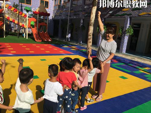 隨著我國人口基數(shù)的大幅上漲，我國幼兒園的數(shù)量呈現(xiàn)逐年遞增的趨勢，但符合現(xiàn)在教育標準的專業(yè)性幼兒教師卻少之又少，所以說幼兒教師行業(yè)是現(xiàn)目前非常有發(fā)展前途的行業(yè)之一。近日就有不少同學咨詢小編關于成都女生讀幼師學校學什么專業(yè)好?女生若是想學幼師類專業(yè)，可以選擇的專業(yè)方向是很多的，在這里就給大家介紹一下。  學前教育專業(yè)就業(yè)前景 在早期教育方面，0-3歲是人的一生中發(fā)展最重要的時期。一個人的學習能力的50%是在生命的頭4年中發(fā)展起來的，初生嬰兒的腦發(fā)育比15歲孩子快1000倍。很多思想和智力是在3歲前打下基礎的。0-3歲是嬰幼兒成長的關鍵期：最初的身體素質(zhì)、智力發(fā)展、個性品質(zhì)的形成于發(fā)展都是從這里開始的。越來越多的家長開始接受并重視早期教育，早期教育在我國經(jīng)過10余年的發(fā)展已經(jīng)形成相當?shù)囊?guī)模，不僅是大城市，就算是三、四線城市也隨處可見大大小小的“親子園”“親子中心”“早教中心”等早教機構(gòu)，但專業(yè)的早期教育師資嚴重不足。  學前教育專業(yè)就業(yè)崗位 1、教師或兒童顧問;  2、兒童發(fā)展評估和指導人員、兒童教育和衛(wèi)生發(fā)展政策制定者、兒童教育咨詢專家——在有關政府機關、各大醫(yī)院的兒科門診工作;  3、兒童專欄節(jié)目采編人員——在報社、雜志社、電臺電視臺等媒體工作;  4、各類兒童用品開發(fā)的專業(yè)顧問或市場調(diào)查和分析專業(yè)人士等。  幼師專業(yè)介紹 培養(yǎng)目標：本專業(yè)培養(yǎng)熱愛幼兒教育事業(yè)，能適應幼兒教育改革與發(fā)展的需要，關愛幼兒，有良好的師德、寬厚的科學文化知識和扎實的學前教育專業(yè)理論，具有過硬的專業(yè)技能、教育能力及教育研究的意識和能力，綜合素質(zhì)高，能在托幼機構(gòu)從事0-6歲保教、管理工作的幼兒教師。  核心課程：舞蹈，視唱，琴法，樂理，聲樂，美術，鍵盤和聲與伴奏，幼兒歌曲伴奏，玩教具制作，教師口語，教師禮儀，幼兒游戲與主持，幼兒教育學，兒童文學，幼兒衛(wèi)生與保健，幼兒心里學，幼師英語，珠心算等。  女生讀學前教育怎么樣 學前教育前景不錯，對女孩來說尤其是不錯的選擇。特別是有品牌的幼兒園，十分吃香。  隨著我國幼教事業(yè)的迅速發(fā)展，對于幼兒教師和管理人員的需求驟增，幼師專業(yè)的畢業(yè)生供不應求。盡管今年來全國各地一些院校增建了學前教育專業(yè)來培養(yǎng)幼兒教師，仍然不能滿足整個社會的需求。  國家中長期教育改革和發(fā)展規(guī)劃綱要(2010-2020年)中指出，到2020年，普及學前一年教育，基本普及學前兩年教育，重視0至3歲嬰幼兒教育。大力發(fā)展公辦幼兒園，積極扶持民辦幼兒園。嚴格執(zhí)行幼兒教師資格標準，依法落實幼兒教師地位和待遇。  上面關于成都女生讀幼師學校學什么專業(yè)好，小編給大家介紹了。幼教專業(yè)現(xiàn)在已經(jīng)成為了當代女生選擇的熱門的教育行業(yè)之一。因為幼師是孩子成長關鍵的存在，越來越多的孩子需要受到教育，幼兒教師在今后的道路是很寬廣的。對于女生來說，幼師專業(yè)還是不錯的，因為將來從事工作上會有許多優(yōu)勢，比較好就業(yè)。