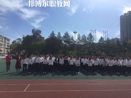 新疆石河子衛(wèi)生學(xué)校2021年學(xué)費、收費多少