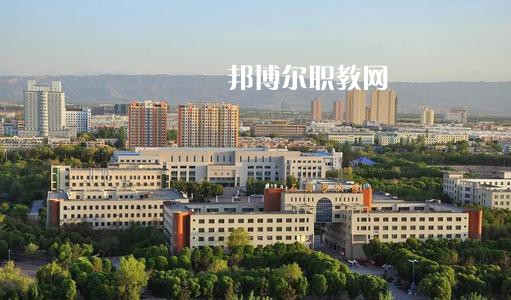 新疆石河子衛(wèi)生學校2021年有哪些專業(yè)?我們知道同學們在選擇專業(yè)的時候實際上專業(yè)比學校更重要，對于同學們來說在選擇專業(yè)的時候是需要慎重的。  新疆石河子衛(wèi)生學校專業(yè)設置 學校設有：護理學、藥劑學、檢驗學三大專業(yè)。其中護理學：有中專和大專兩種，大專為石河子大學在該校委培專業(yè)，頒發(fā)石河子大學的畢業(yè)證書。  新疆石河子衛(wèi)生學校學校優(yōu)勢 學校地址位于石河子市中心位置，旁邊為石河子市人民醫(yī)院(農八師石河子市人民醫(yī)院)也是石河子的120急救中心。步行至石河子市游憩廣場只需要10分鐘，學校地理位置屬于石河子市市中心。交通發(fā)達。  學習優(yōu)勢：每門課程都有專業(yè)的老師帶教，在每個假期，都將組織學生參與臨床見習，增加學生的臨床經驗。  其他優(yōu)勢：每一位在校生，都可以申請國家貧困助學金，國家撥款，每人每年1500元，均發(fā)至學生手上，解決了學生的基本溫飽問題，為貧困學生創(chuàng)造了學習條件。  另：南疆三地州學生、農村籍學生、貧困生(非城市、城鎮(zhèn)戶口)可以申請減免學費，每人每年減免2000元，即只需繳納400元，即可上學，完成貧困學生學習的心愿。學生可以使用半價火車票往返，每年4次。  新疆石河子衛(wèi)生學校學校榮譽 學校以治校嚴謹，講求質量，辦學成績斐然而著稱。多年來被石河子市評為“精神文明先進單位”、“民族團結先進單位”、“衛(wèi)生綠化先進單位”、“綜合治理先進單位”、“招生先進集體”，“德育教育先進學校”。 2000年通過兵團《中等醫(yī)學主要專業(yè)設置》評估;2003年通過兵團《中等職業(yè)學校合格評估》;2002年被國家教育部首批確定為“全國護理專業(yè)示范點學校”;2003年教育部評估為“全國重點中等職業(yè)學校”;2004年教育部確定為全國“護理專業(yè)領域技能型人才培養(yǎng)培訓基地”，同時，被國家教育部列為“全國衛(wèi)生職業(yè)教學模式研究課題組學校”、“面向二十一世紀全國衛(wèi)生職業(yè)學校系列教改教材編輯委員會”學校. 2005年4月，參加“全國護理教學改革成果展示賽”榮獲團體“二等獎”和“組織獎”。2005年12月被教育教育部評為“全國護理教學改革先進學校”。  小編為同學們整理好了學校的招生專業(yè)，同學們可以仔細的看看，對于同學們自己來說選擇一個適合自己的專業(yè)是非常重要的事情的哦，這樣才能保證后期的就業(yè)的哦。