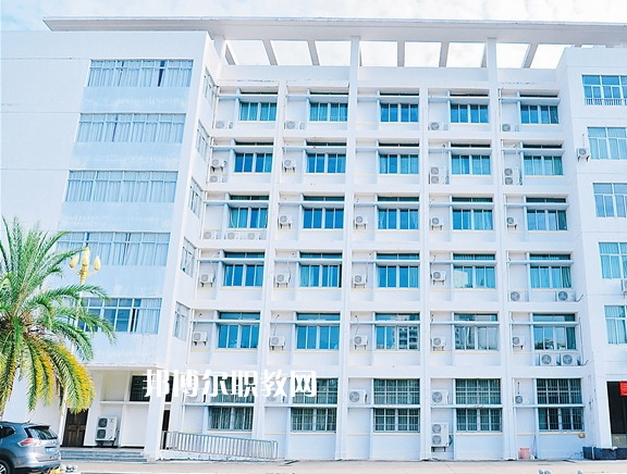 海南農墾衛(wèi)生學校2021年學費、收費多少