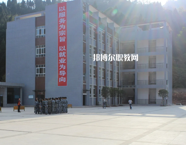 在填報(bào)學(xué)校之前應(yīng)該與學(xué)校的老師多多溝通，