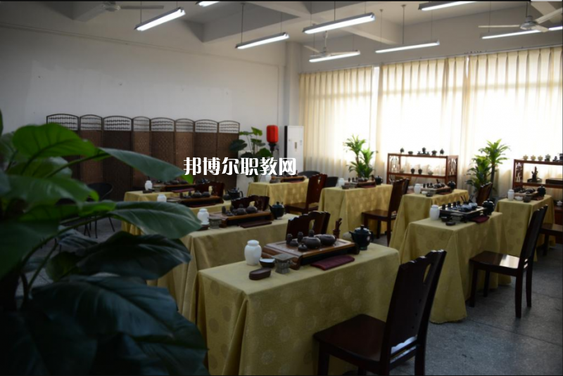 重慶工藝美術(shù)學(xué)校2022年學(xué)費(fèi)、收費(fèi)多少
