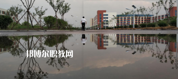 青島西大技工學(xué)校地址在哪里，哪個(gè)地區(qū)，哪個(gè)城市?