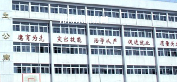南京市公用事業(yè)技工學(xué)校學(xué)費(fèi)：*********，具體各專業(yè)學(xué)費(fèi)明細(xì)如下，希望對大家有幫助，邦博爾小編整理的南京市公用事業(yè)技工學(xué)校學(xué)費(fèi)信息僅供參考，如有變動，以學(xué)校官方最新消息為準(zhǔn)。  一、南京市公用事業(yè)技工學(xué)校學(xué)費(fèi)多少錢(學(xué)費(fèi)明細(xì)) 1、南京市公用事業(yè)技工學(xué)校各專業(yè)學(xué)費(fèi)收費(fèi)標(biāo)準(zhǔn)  2、南京市公用事業(yè)技工學(xué)校住宿費(fèi)標(biāo)準(zhǔn)：500元/學(xué)年  3、南京市公用事業(yè)技工學(xué)校資助政策  學(xué)校嚴(yán)格按物價局核定的標(biāo)準(zhǔn)收費(fèi)，在校生享受政府免學(xué)費(fèi)政策。符合條件的優(yōu)秀學(xué)生和貧困生，按規(guī)定享受國家勵志獎學(xué)金和助學(xué)金。  學(xué)校實(shí)行獎學(xué)金制度，對比亞迪冠名班，開沃集團(tuán)南京金龍冠名班，天泓冠名班和品學(xué)兼優(yōu)的優(yōu)秀學(xué)生給予獎勵。  二、南京市公用事業(yè)技工學(xué)校簡介 多年來，學(xué)校與一百多家企事業(yè)單位建立了用人協(xié)作關(guān)系，為畢業(yè)生建立了暢通的就業(yè)渠道，部分專業(yè)已采用“定單式定向委培”輸送就業(yè)。  2004年以來，每年就業(yè)率始終在98.5%以上，畢業(yè)生就業(yè)去向主要為公交行業(yè)，如南京公交、中北巴士、新城巴士等;  汽車制造行業(yè)，如南京南汽集團(tuán)MG汽車制造公司、南京長安汽車制造公司等;  汽車銷售(4S店)和維修行業(yè)如江蘇天泓汽車服務(wù)有限公司、南京朗馳集團(tuán)有限公司和江蘇省外事旅游汽車公司汽車修理總廠、南京新港汽車維修公司等。