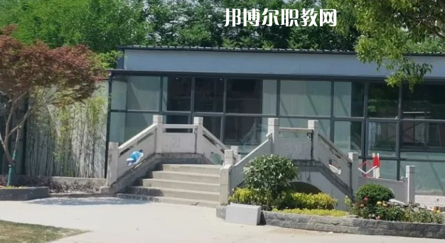 泰州市姜堰區(qū)江淮職業(yè)高級(jí)中學(xué)地址在哪里，哪個(gè)地區(qū)，哪個(gè)城市?