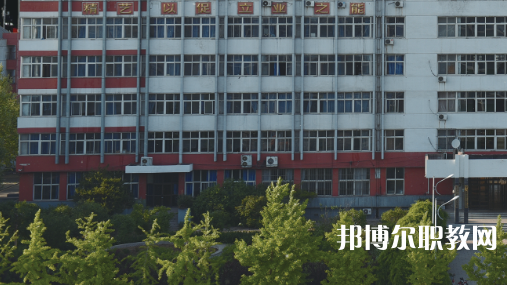 開灤技師學(xué)院招生計(jì)劃?每年學(xué)校在招生季節(jié)都會(huì)公布自己的招生計(jì)劃，那么學(xué)生們?cè)趯?duì)學(xué)校所進(jìn)行選擇的時(shí)候，是可以具體看看一所學(xué)校的招生計(jì)劃，然后再看看學(xué)校所公布的招生要求是否是自己可以滿足的，從而決定對(duì)學(xué)校的報(bào)讀。  一、開灤技師學(xué)院招生計(jì)劃一覽表 二、開灤技師學(xué)院招生情況 1、開灤技師學(xué)院招生條件、要求  身高:1.55米以上。  體重:不低于50公斤，高限不超過標(biāo)準(zhǔn)體重的50%。  視力:裸眼視力左右均在4.7(含47)以上，砂眼左右無第二期三個(gè)“十”者，無色弱、色盲者。  耳病:無化膿性中耳炎者。  聽力:左右兩側(cè)均大于80%(包括80%分貝)。  鼻病:無萎縮性鼻炎及較重肥大性鼻炎者。  血壓:90mmHg<收縮壓<140mmHg、60mmHg<舒張壓<90mmHg  心臟:二級(jí)收縮期雜音以下和心率在90次/分以下者。  肺臟:無慢性支氣管炎 支氣管哮喘、肺結(jié)核、結(jié)核性胸膜炎等呼吸系統(tǒng)慢性病。  腹部無任何腫物和肝、脾不腫大者(肝大一公分以內(nèi)功能正常者除外)。  對(duì)紋身者,面部、頸部紋身直徑不超過2cm，著短裝身體其他裸露部位直徑不超過3cm。面部、頸部紋身直徑超過2cm或其他部位超過3cm的，不合格;如本人能夠積極處理，可視為合格。  輔助檢查、胸透、化驗(yàn)正常者。  其他:無殘疾、無駝背、無畸形、無較重之扁平足或拇指外翻 無腿部或精索靜脈曲張者,無難治或面積較大之皮膚疾病,無痔或漏者，無疝氣者，無多發(fā)性淋巴腺腫大者，無較重慢性病者，無不適合招錄崗位所要求的身體條件者。  2、開灤技師學(xué)院招生對(duì)象  中考生和往屆生，  三、開灤技師學(xué)院簡(jiǎn)介 學(xué)校服務(wù)河北省能源、裝備制造等傳統(tǒng)產(chǎn)業(yè)升級(jí)，服務(wù)京津冀產(chǎn)業(yè)智慧化水平提升的發(fā)展需求，瞄準(zhǔn)河北省新興產(chǎn)業(yè)、現(xiàn)代服務(wù)業(yè)創(chuàng)新發(fā)展戰(zhàn)略，對(duì)接能源(煤炭)，裝備制造、現(xiàn)代服務(wù)業(yè)等產(chǎn)業(yè)設(shè)置專業(yè)，開設(shè)電氣自動(dòng)化設(shè)備安裝與維修、煤礦技術(shù)、電子商務(wù)、計(jì)算機(jī)網(wǎng)絡(luò)技術(shù)等專業(yè)16個(gè)。  2020年突出發(fā)展現(xiàn)代服務(wù)業(yè)的要求，增設(shè)《幼兒教育》專業(yè)。經(jīng)過幾年發(fā)展，逐步形成“裝備制造業(yè)與現(xiàn)代服務(wù)業(yè)共同主導(dǎo)、傳統(tǒng)產(chǎn)業(yè)與新興產(chǎn)業(yè)雙輪驅(qū)動(dòng)的發(fā)展格局”相適應(yīng)的專業(yè)布局。  四、開灤技師學(xué)院口碑 校友評(píng)價(jià)：開灤技師學(xué)院地理位置優(yōu)越，交通十分方便。  校友評(píng)價(jià)：開灤技師學(xué)院畢業(yè)生就業(yè)前景光明。