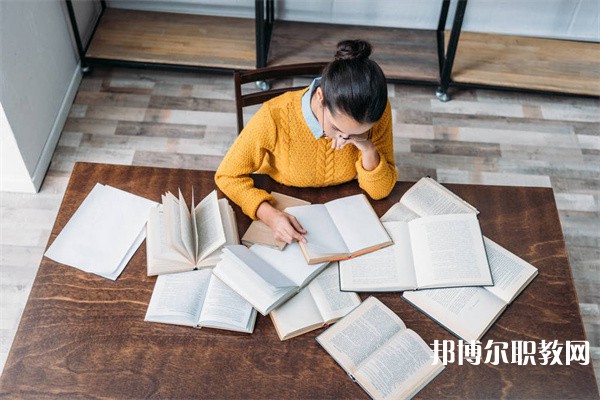 江西哪里的職業(yè)中學(xué)能讀美妝形象設(shè)計(jì)專業(yè)